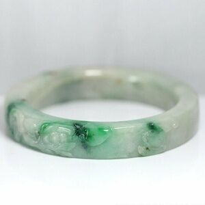 VINTAGE JADE GREEN WHITE GREY CARVED BAT FRUIT 12MM FLAT BANGLE BRACELET